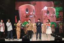 MCのジャングルポケットとトークする和牛。