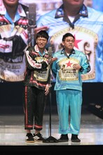 漫才を披露するミキ。