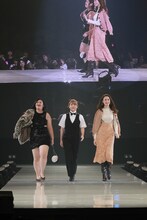 紅しょうがと藤井サチ（右）。