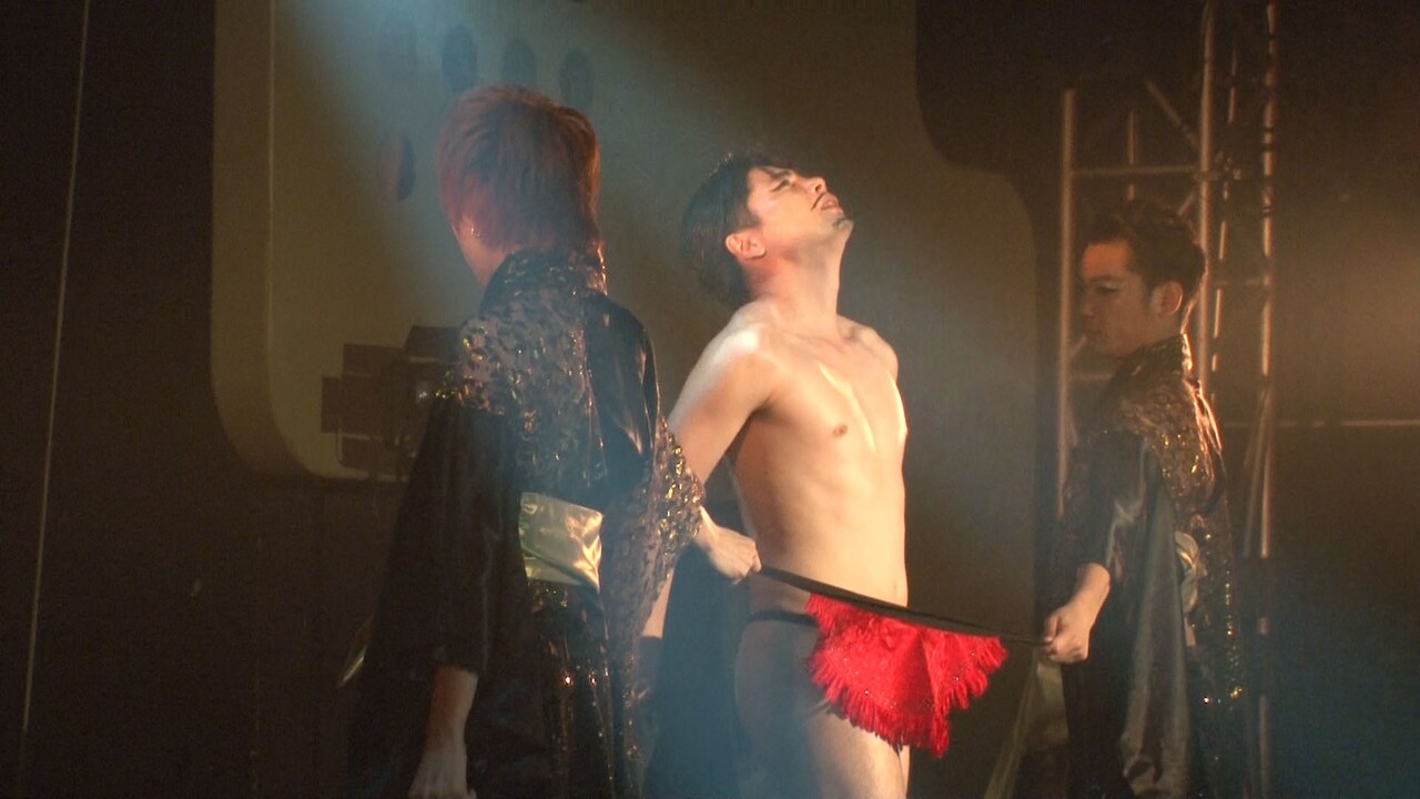 「バカなことができないのは時代のせいではない」ボーイレスクに情熱注ぐ吉村に密着