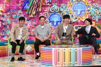 「私生活が窮屈芸人」として出演する（左から）ロバート山本、FUJIWARA原西、アンジャッシュ渡部と、MCの蛍原徹。(c)テレビ朝日