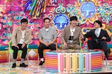 「私生活が窮屈芸人」として出演する（左から）ロバート山本、FUJIWARA原西、アンジャッシュ渡部と、MCの蛍原徹。(c)テレビ朝日