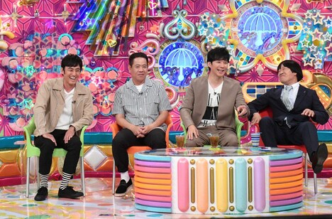 「私生活が窮屈芸人」として出演する（左から）ロバート山本、FUJIWARA原西、アンジャッシュ渡部と、MCの蛍原徹。(c)テレビ朝日