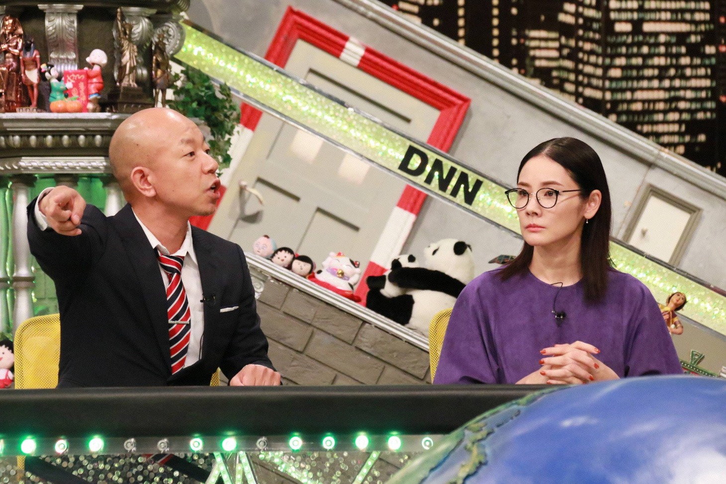 「全力！脱力タイムズ」に出演する（左から）バイきんぐ小峠、吉田羊。(c)フジテレビ