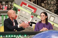 （左から）バイきんぐ小峠、吉田羊。(c)フジテレビ