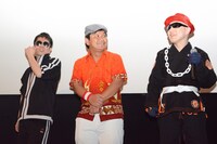 左から横須賀歌麻呂、チャンス大城、柴田容疑者。