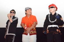 左から横須賀歌麻呂、チャンス大城、柴田容疑者。