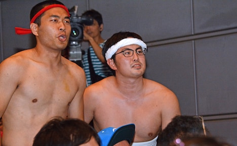 映画館にそぐわない格好で注目の的となった元旦ゲリラゴリラ。