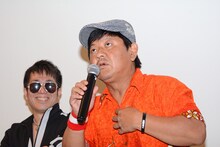 挨拶するチャンス大城（右）。