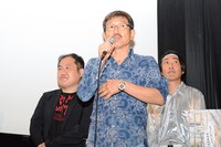 大塚恭司監督（中央）