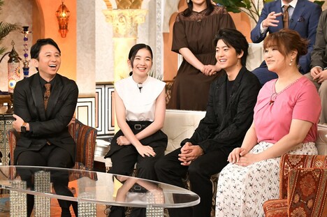 (左から)有吉弘行、福地桃子、伊藤健太郎、りんごちゃん。(c)TBS