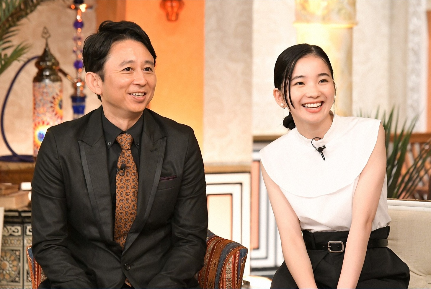 （左から）有吉弘行、福地桃子。(c)TBS