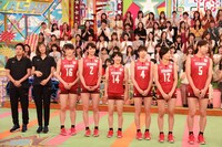 「VS嵐」に「バレーボール全日本女子チーム」の一員として出演するチュートリアル徳井（左端）。(c)フジテレビ