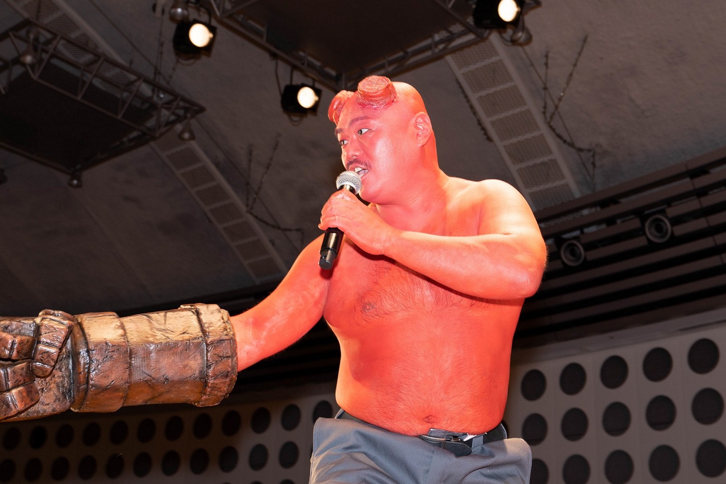 ヘルボーイに扮した安田大サーカス・クロちゃん。