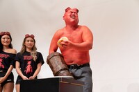 激辛ハンバーガーを食べる安田大サーカス・クロちゃん。