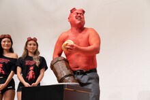 激辛ハンバーガーを食べる安田大サーカス・クロちゃん。