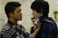 左から、金本浩史（駿河太郎）、辻本潤（渡辺大知）。(c)テレビ朝日