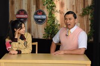 左から土屋太鳳、オードリー春日。(c)日本テレビ