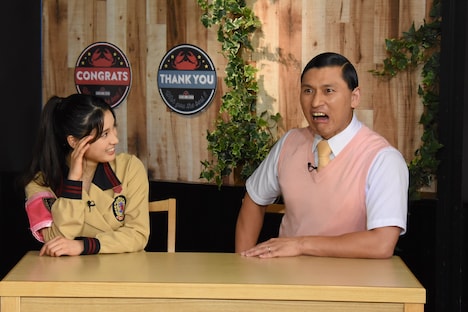 左から土屋太鳳、オードリー春日。(c)日本テレビ