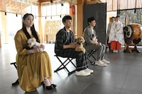 手前から早見あかり、アンジャッシュ。