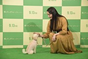 早見あかりと愛犬・おこめ。