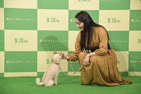 早見あかりと愛犬・おこめ。