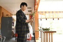 映画のヒットを祈願するアンジャッシュ児嶋。