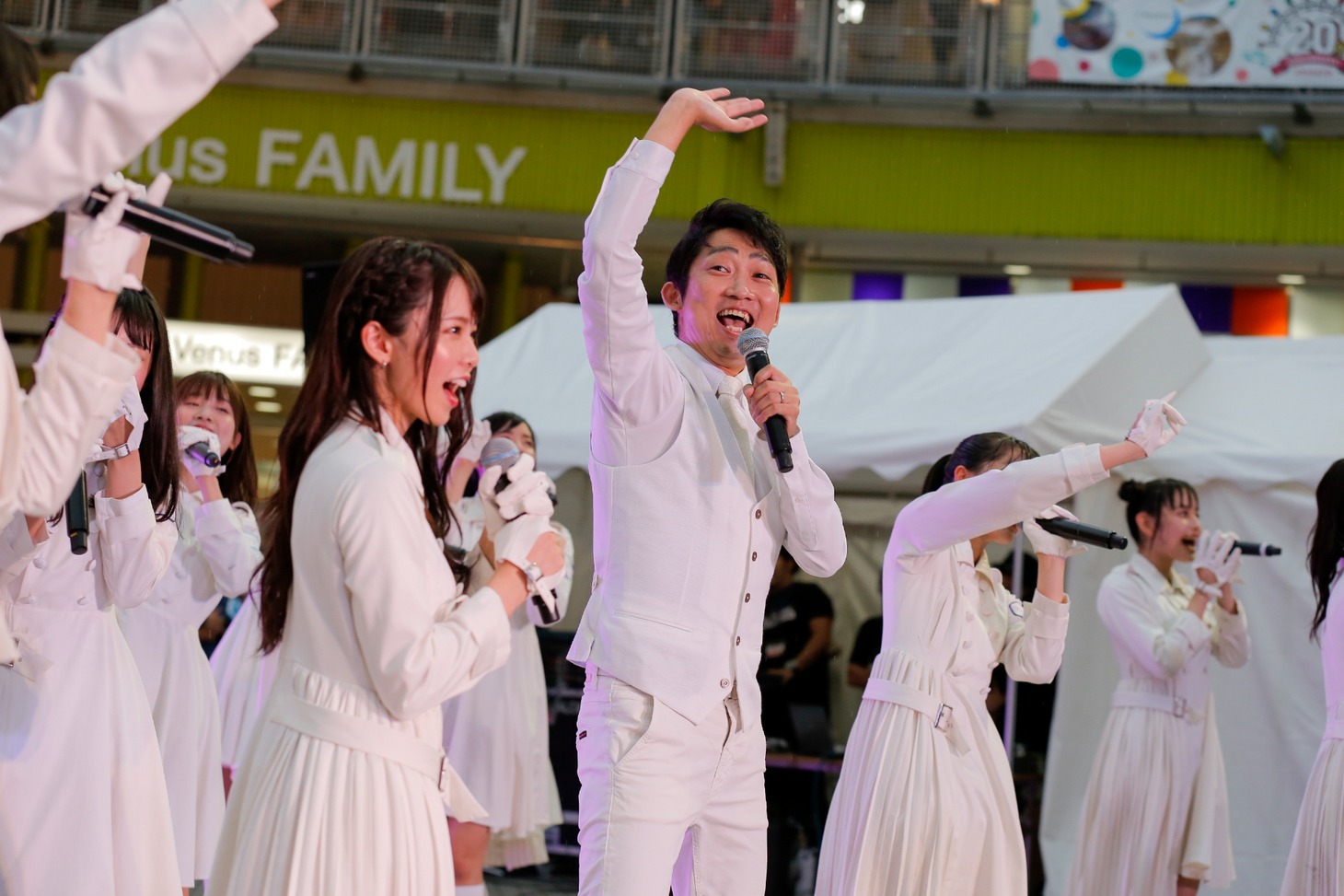 ラストアイドルのイベントに登場したNON STYLE石田（中央）。（撮影：Yoshifumi Shimizu）