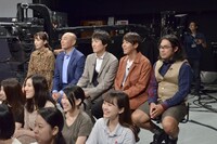 俳優たちが披露するコントを鑑賞する司会陣。