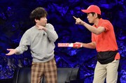 サンドウィッチマンのコント「ピザのデリバリー」を演じる山崎樹範と長谷川朝晴。