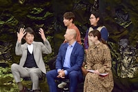司会の千原ジュニア（左端）ら。