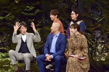 司会の千原ジュニア（左端）ら。