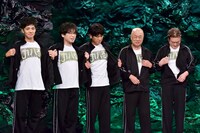 揃いのTシャツを披露する俳優陣。