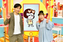 新情報番組「グッとラック！」内の通販コーナー「納得！買い得！キニナルマーケット」でMCを務める森三中・村上（右）と、番組キャラクター・ウガッティー（中央）の声を担当するインパルス板倉（左）。(c)TBS