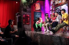 カンペを手に指示を出すジャルジャル後藤（左端）と、後藤以外の芸人5名。(c)ABCテレビ