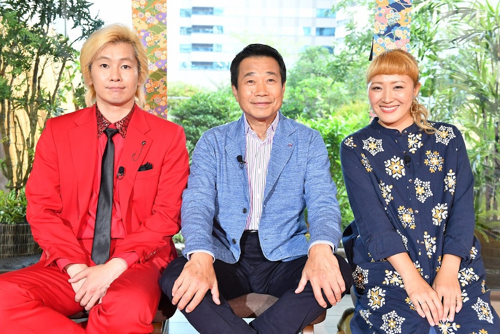 （左から）メイプル超合金カズレーザー、三宅裕司、丸山桂里奈。(c)CBC