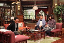 「さんまのまんま 俺もそろそろ結婚したいなSP」に出演する（左から）明石家さんま、南海キャンディーズ。(c)関西テレビ