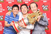 「キングオブコント2011」で見事優勝、第4代チャンピオンとなったロバート。