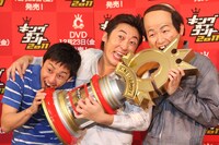 優勝トロフィーを手に大はしゃぎのロバート。