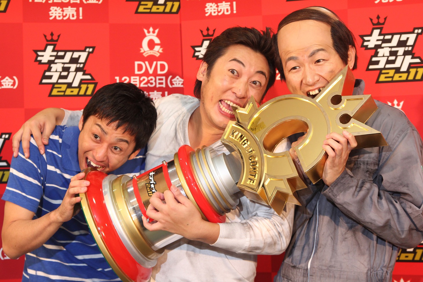 優勝トロフィーを手に大はしゃぎのロバート。