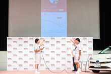 チョコレートプラネット長田（左）が松尾（右）を査定したワンシーン。