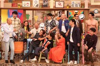 コロコロチキチキペッパーズ・ナダル（前列左端）が“司令塔”を務める「さんまのお笑い向上委員会」のワンシーン。(c)フジテレビ