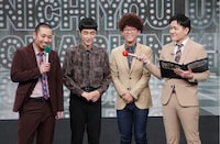 たくろう（中央）と進行役の千鳥。