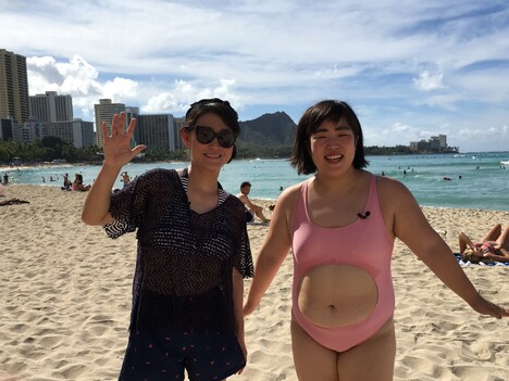 友近(左)とゆりやんレトリィバァ(右)のハワイロケの様子。