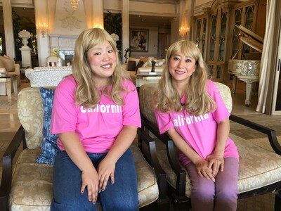 キャサリンに扮する（左から）ゆりやんレトリィバァ、友近。