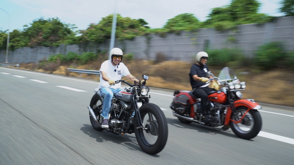 「TOKYO BB（TOKYO BIKE BAKA）」でツーリングするおぎやはぎ矢作。