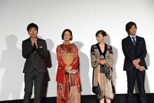 左からジャルジャル後藤、木村佳乃、斉藤由貴、佐藤浩市。