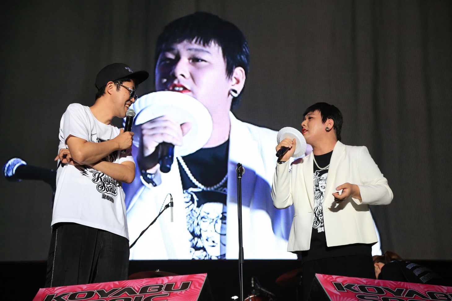 小籔千豊（左）とMr.シャチホコ（右）。