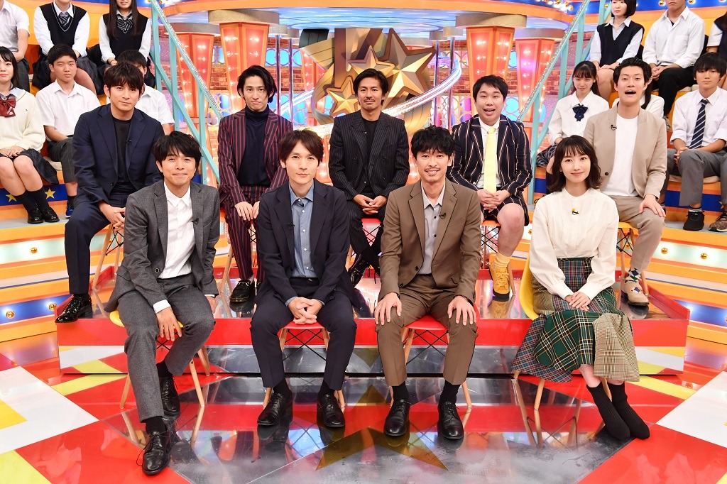 「V6の愛なんだ2019」に出演する、V6、波瑠（前列右端）、霜降り明星（後列右端）。(c)TBS