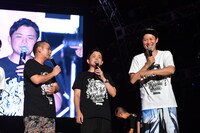 千鳥と小籔千豊（右）。